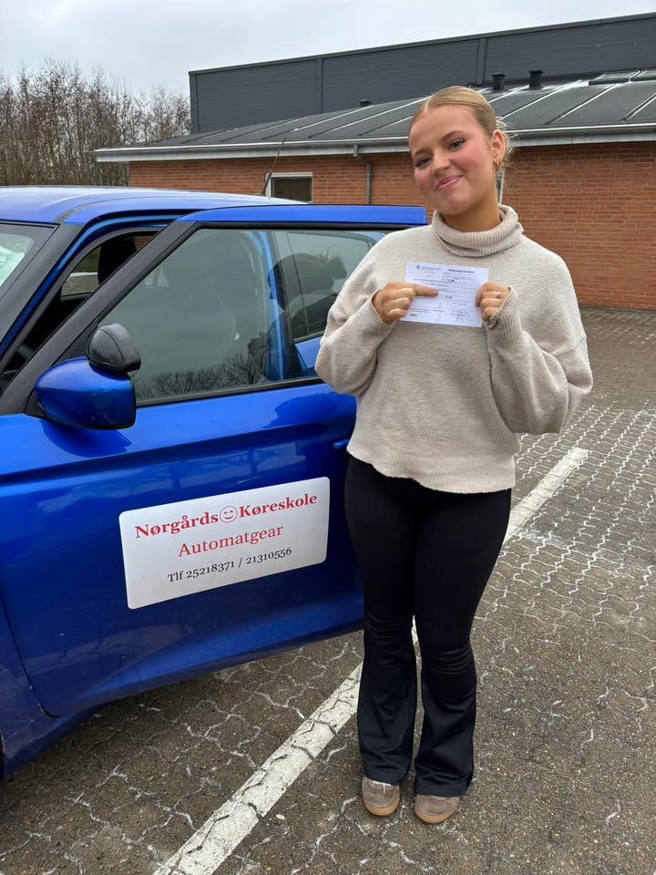 Nørgaards Køreskole fejrer Elisabeth Mackenhaur med nyt kørekort