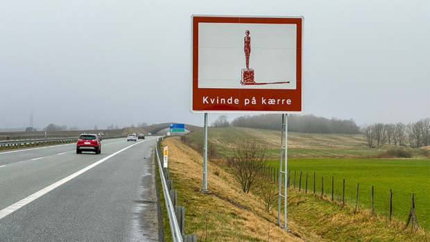 Skilt med verdenskunst på Holstebromotorvejen