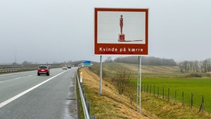 Skilt med verdenskunst på Holstebromotorvejen