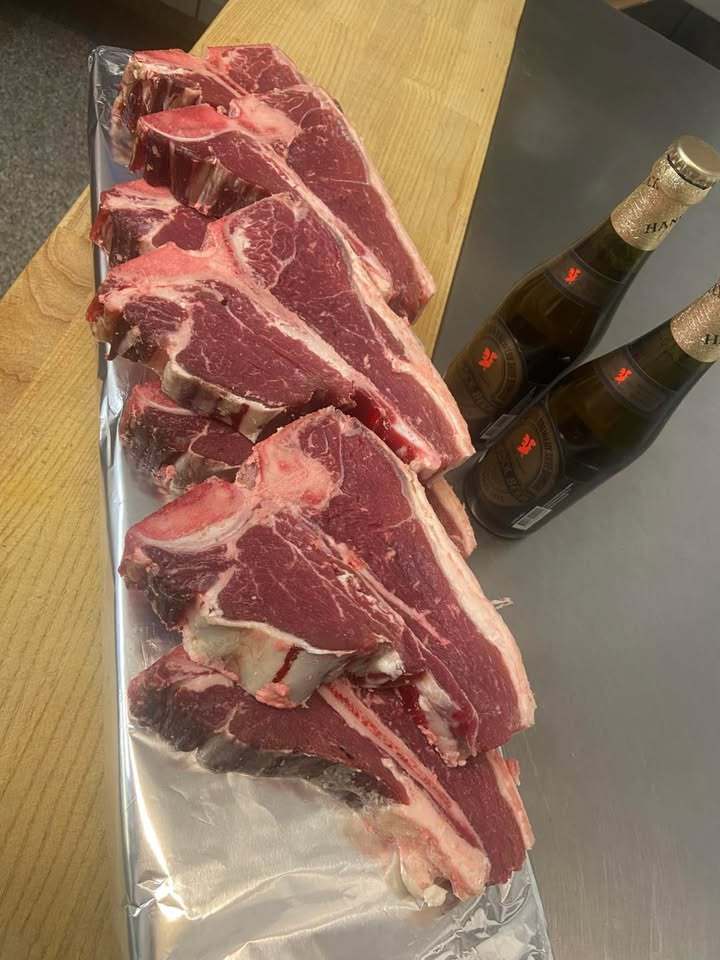 Elling Slagterforretning v/Louise le Fevre Sjøberg Karlsen tilbyder krogmodnede T-bone steaks og ribeye bøffer