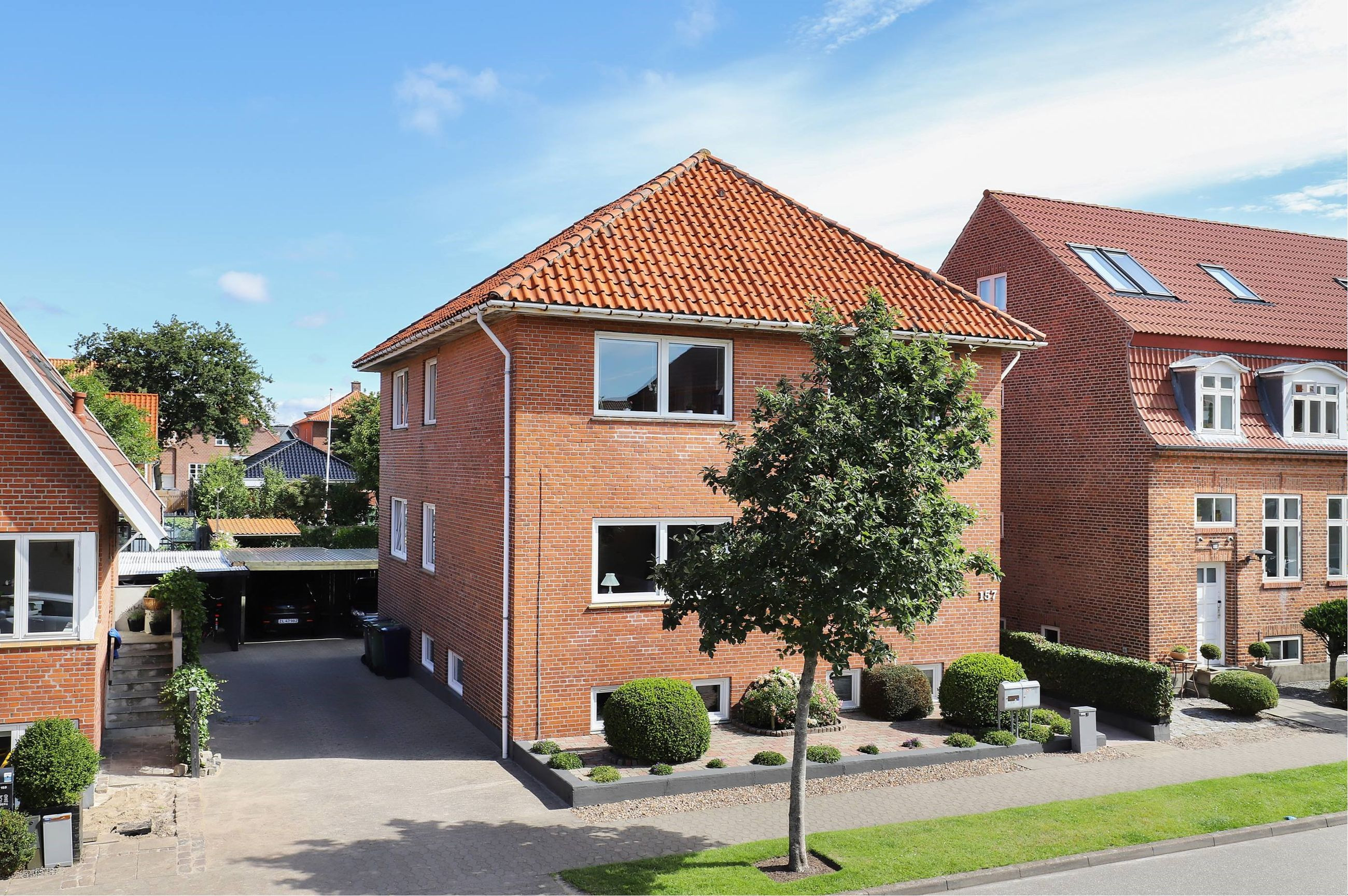 Stor lys Ejerlejlighed på 1 sal på 108 m2 med egen carport og 2 kælderrum, egen del af haven i velholdt ejendom, med 2 Ejerlejligheder i Rolfsgade