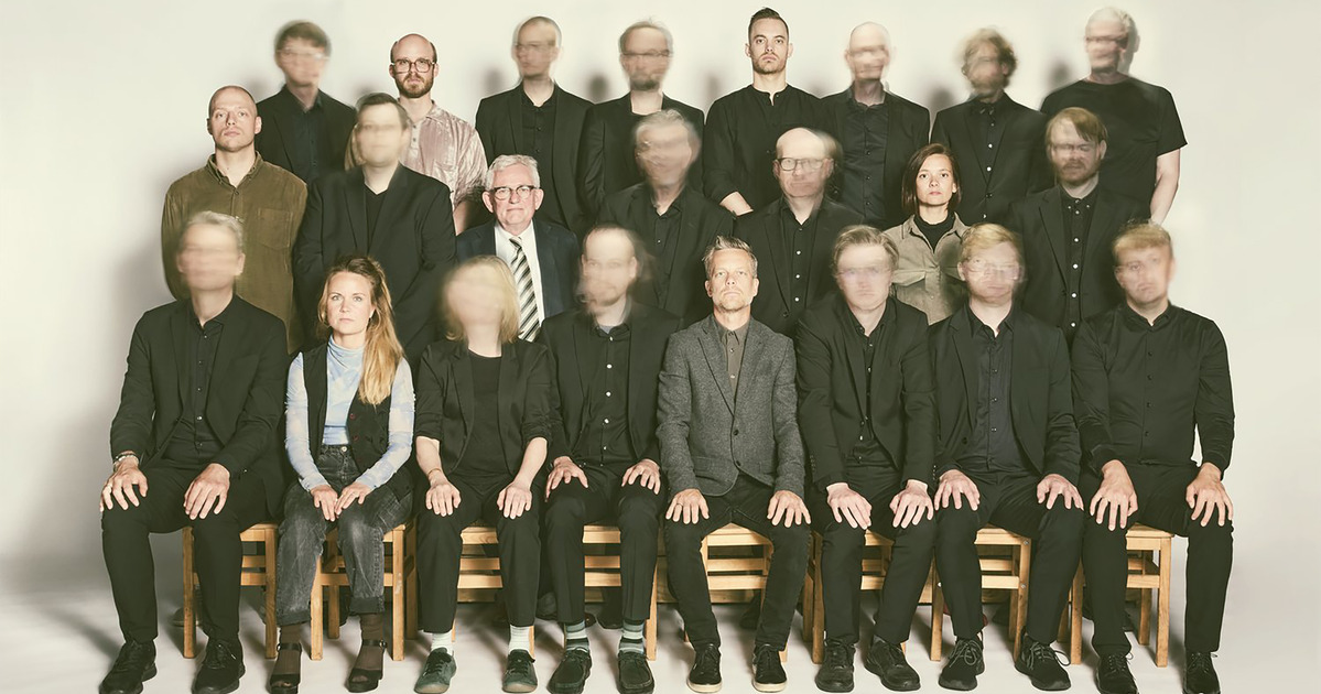 Oplev "En hårnål klemt inde bag panelet" i musikalsk form