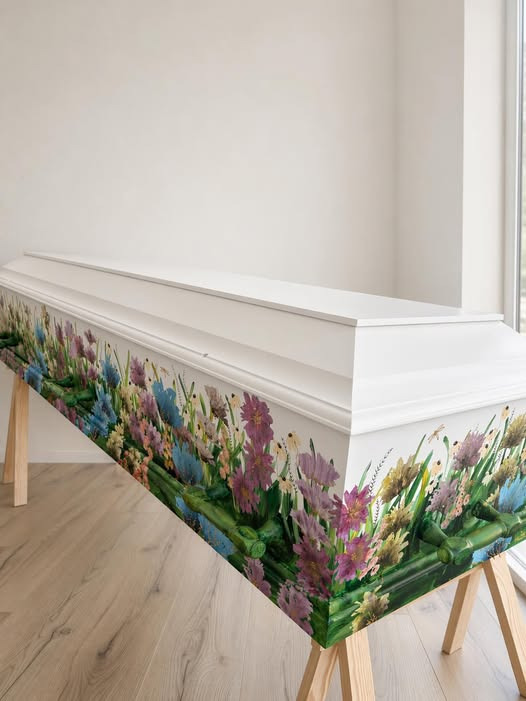 Bachs Begravelser fremhæver unik kunst på kiste i forretningen i Kibæk