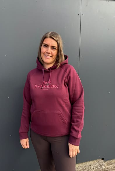Sportigan Farsø viser nye damehoodies fra Peak Performance