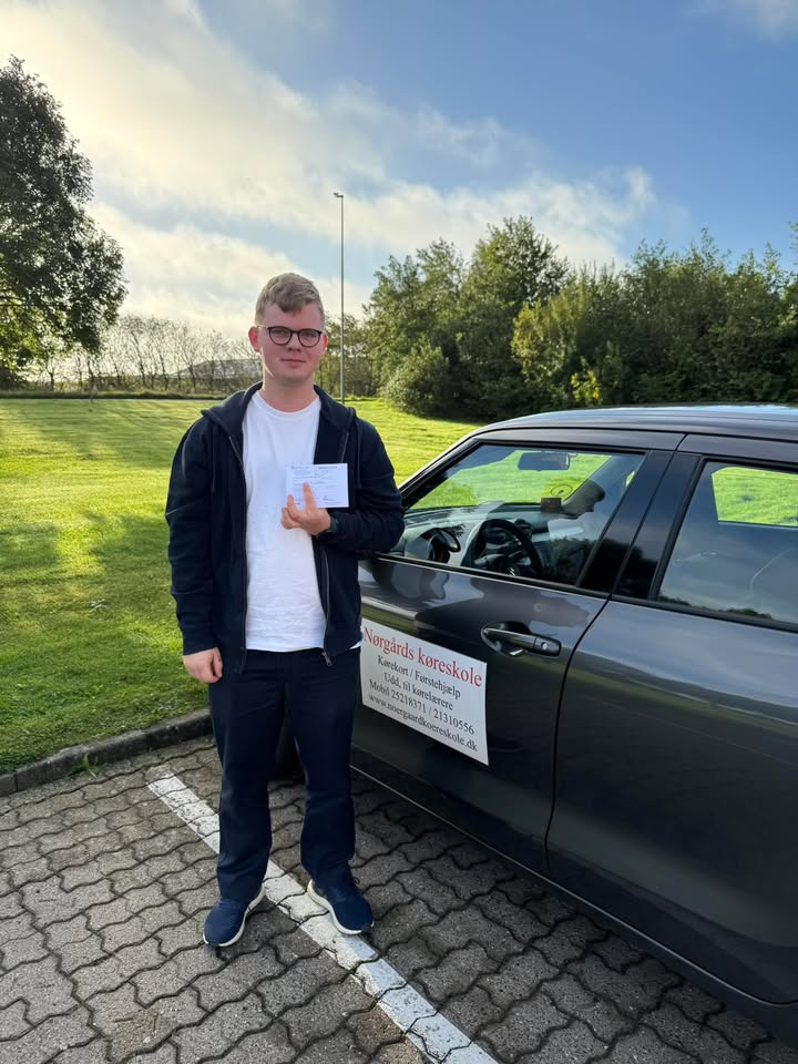 Nørgaards Køreskole fejrer endnu en glad elev med kørekort i Aabybro