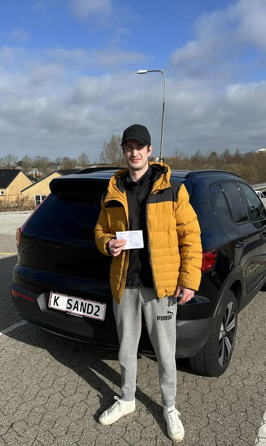 Kenneth Sand Køreskole fejrer Nichlas Kirch Nielsen for bestået køreprøve i første forsøg