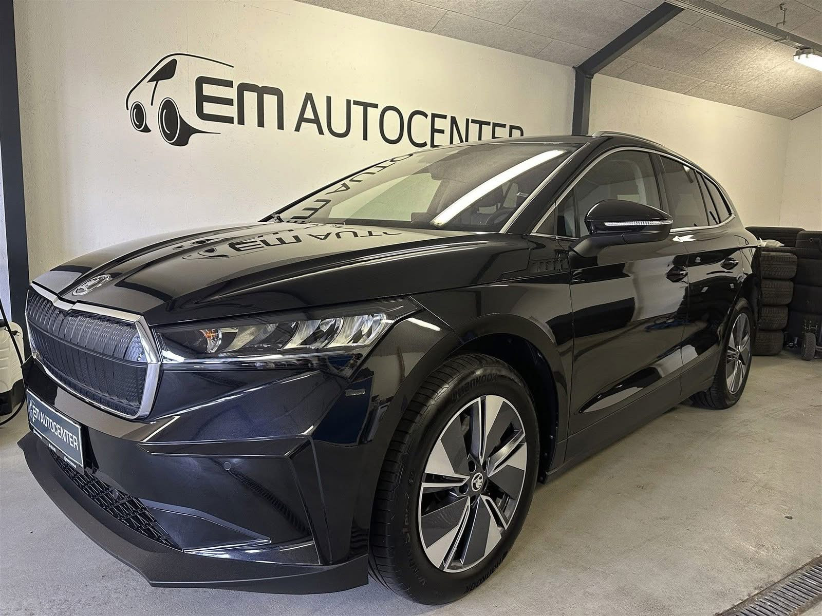 EM AUTOCENTER ApS tilbyder rummelig Skoda Enyaq iV til salg nu