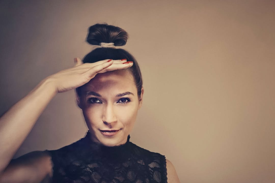 Fokus Folkeoplysning inviterer til frokostkoncert med Alice Carreri og bandet KISS KISS BANG BANG