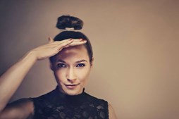 Fokus Folkeoplysning inviterer til frokostkoncert med Alice Carreri og bandet KISS KISS BANG BANG