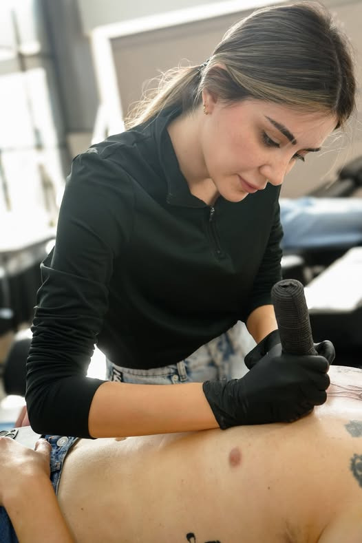 Oplev den særlige atmosfære i Tattoo Studio 96 med prisvindende Yeganeh