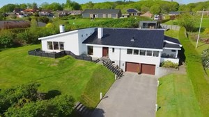 Imponerende arkitektonisk perle på Charlottevej 8, Frederikshavn tilbyder storslået udsigt