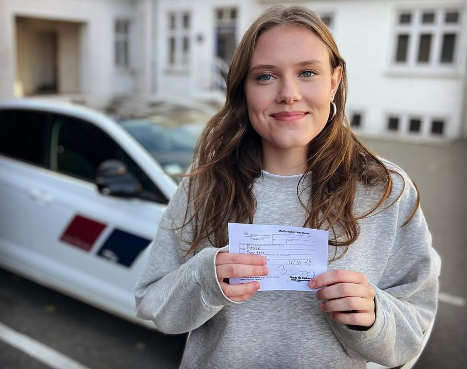 Lets Drive fejrer Sandras succesfulde køreprøve med ros fra den sagkyndige