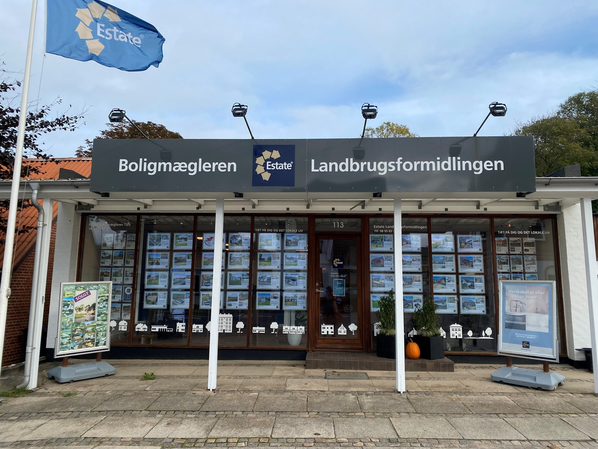 Lokalkendskab og tryghed er en selvfølge, når boligen sættes til salg i Tårs.