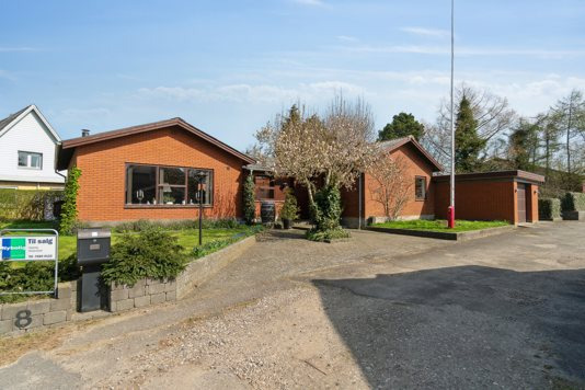 God og velholdt villa med muret garage og dejlig lukket have