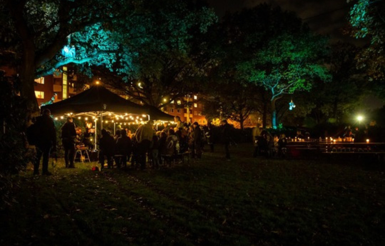 Musik, snobrød og suppe over bål: Allehelgen i Vitus Bering Park