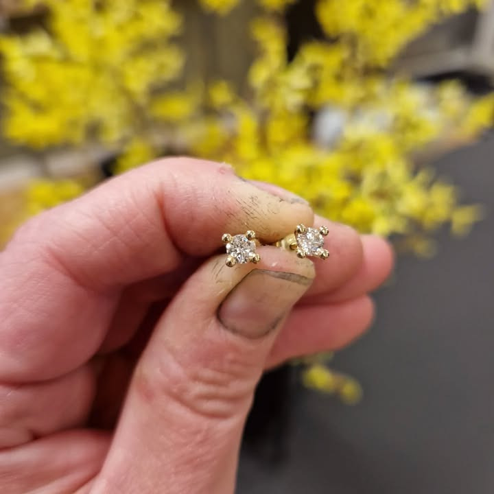 Guldsmed Ø præsenterer elegant guld til ørerne – husk ændrede åbningstider