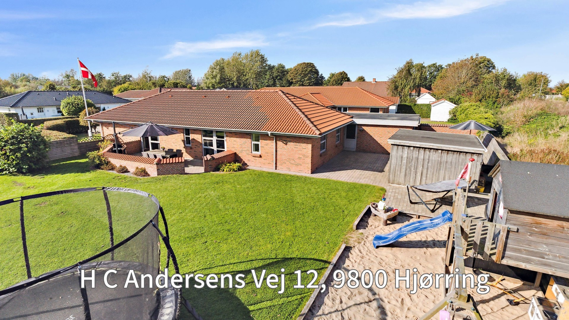 Ejendomsmæglerfirmaet Thomas Risager A/S præsenterer ny etplansvilla med børnevenlig have i Hjørring