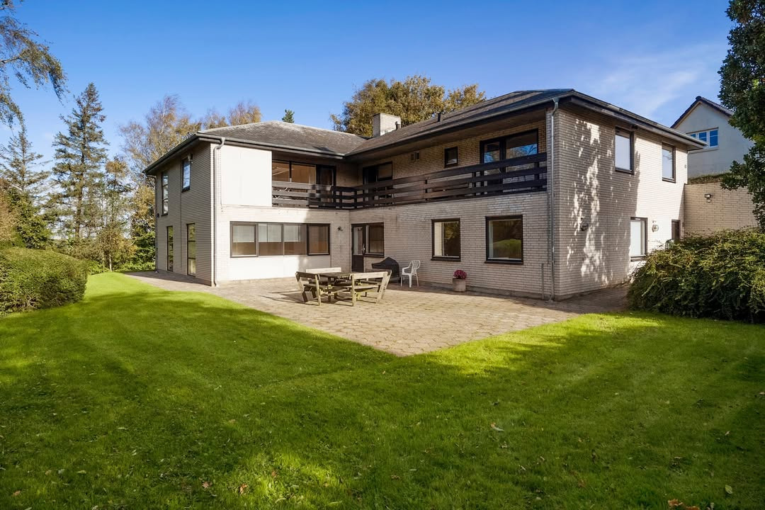 Ejendomsmæglerne Hansen & Thoft præsenterer stor villa i Nørre Tranders med ny pris