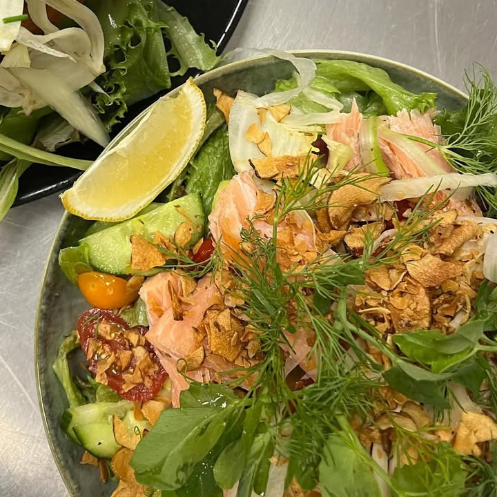 Nye salatfavoritter hos Café Bryggen: Smag på kyllinge-, laks- og falaffelsalat