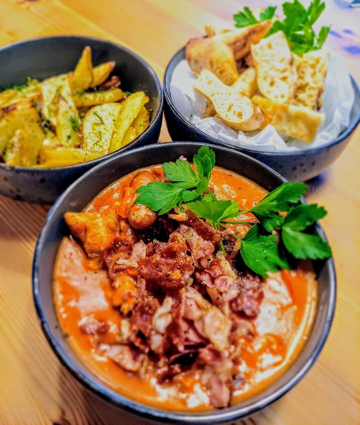 Njordkøkken tilbyder pramdragergryde med tilbehør til bestilling til afhentning tirsdag