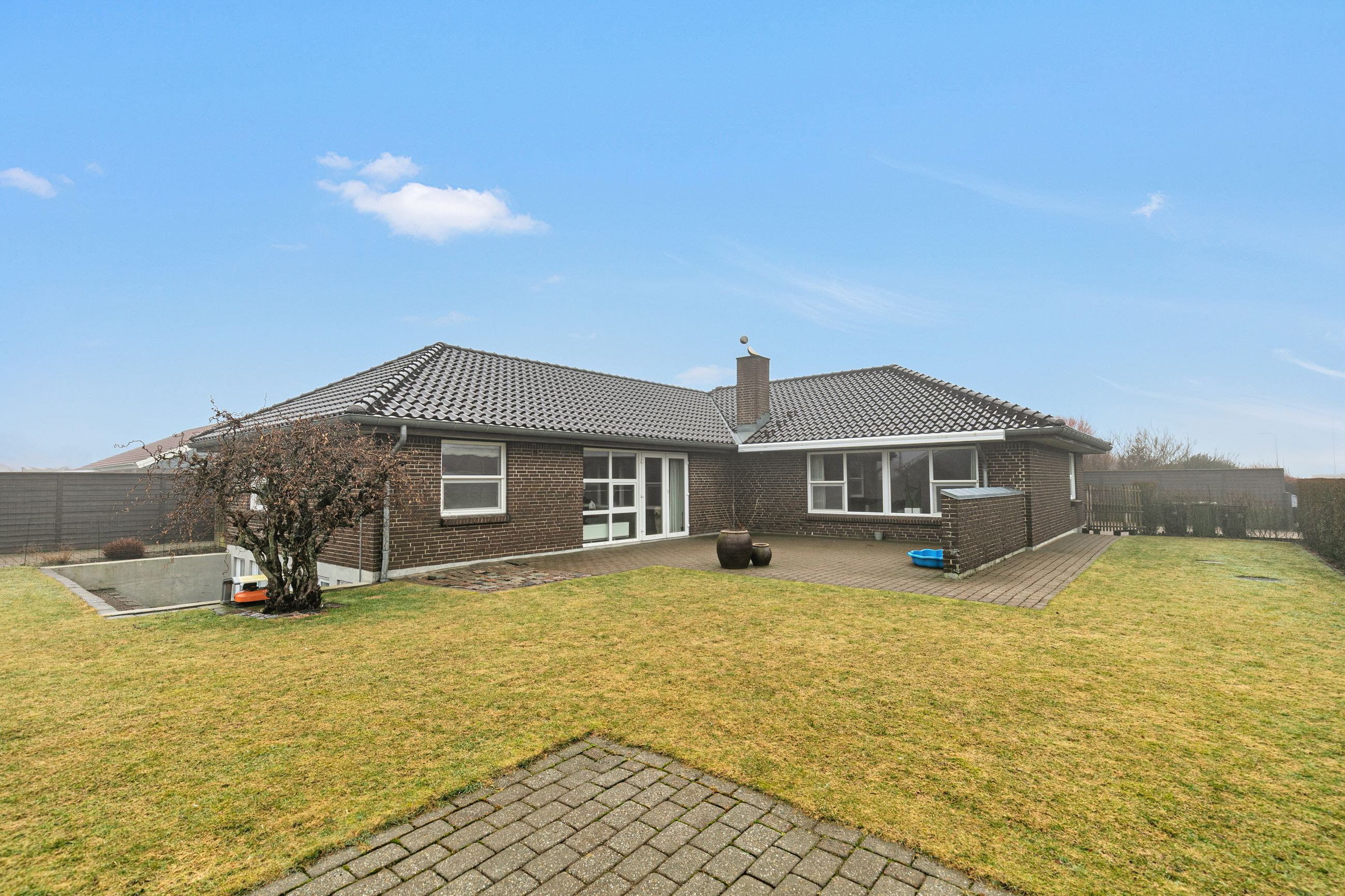 Storvilla på 194 m2 + god høj kælder på 74 m2 samt dobbelt garage på 57 m2