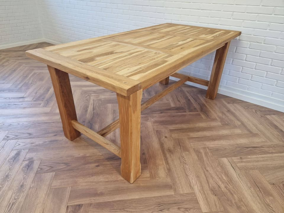 Hovelind Møbler tilbyder brugt egetræsspisebord med mulighed for tillægsplader