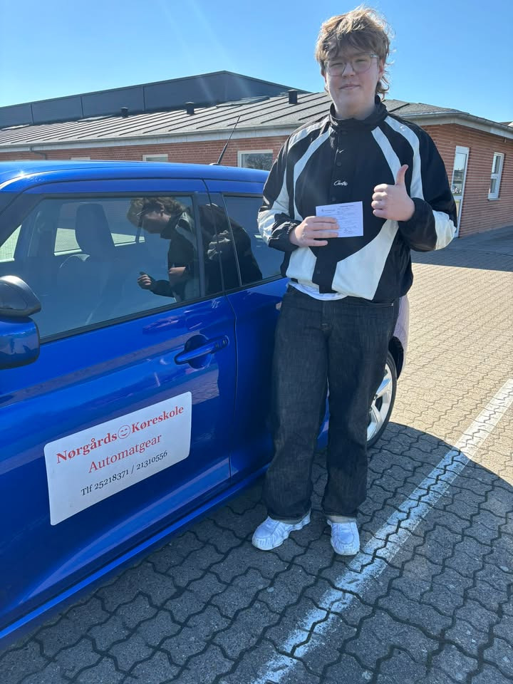 Nørgaards Køreskole i Kaas ønsker Tobias Tang tillykke med kørekortet