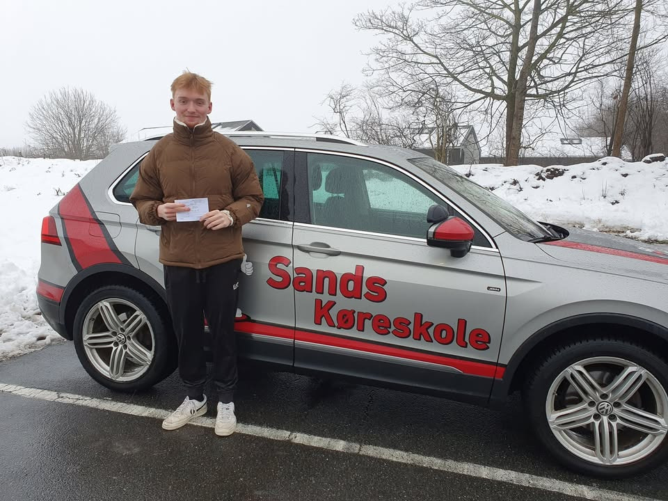 Sands Køreskole fejrer årets første kørekort til Jannick Skoubo Leach