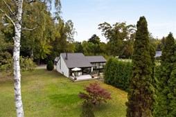 Smidstrupvang 2 og 2 andre boliger er kommet til salg denne uge i Vedbæk - se boligerne her.