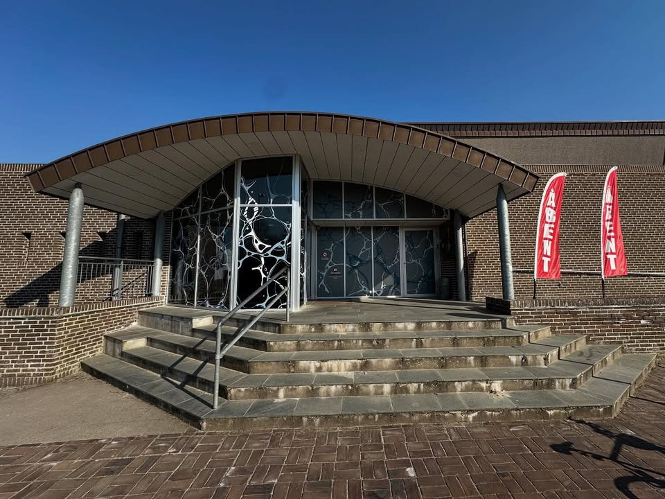 Herning Svømmehal præsenterer nyt indgangsparti med frisk look