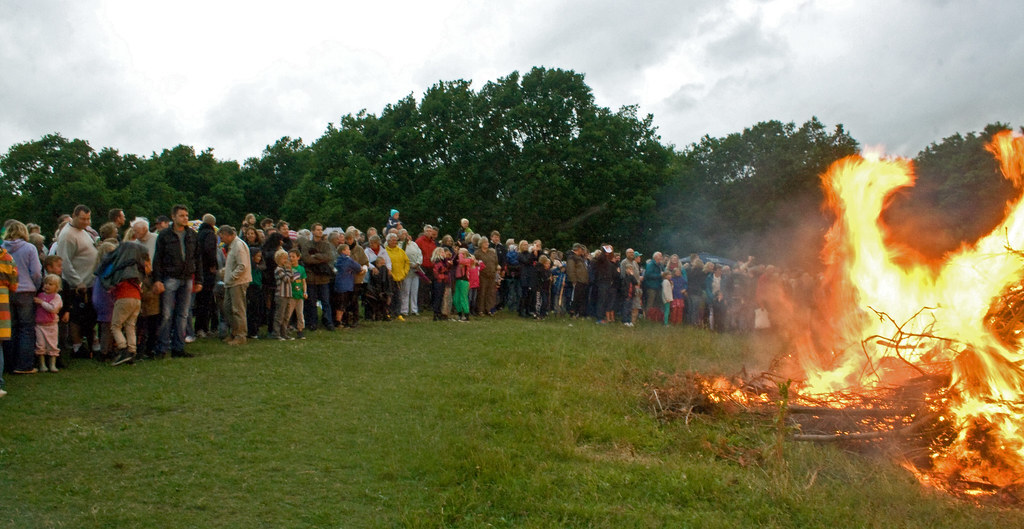 Der er tændt op til Sankt Hans bål og fest på Skimminghøj i Ry