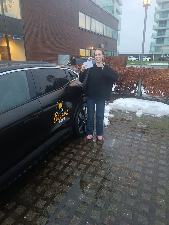 Bauers Køreskole ønsker Martha Rud tillykke med kørekortet i uvejr