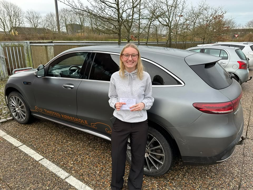 Sara fik kørekort hos Thisted Køreskole – klar til MC senere
