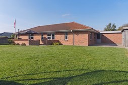 Familievenlig villa med skøn have og attraktiv beliggenhed i Hjørring