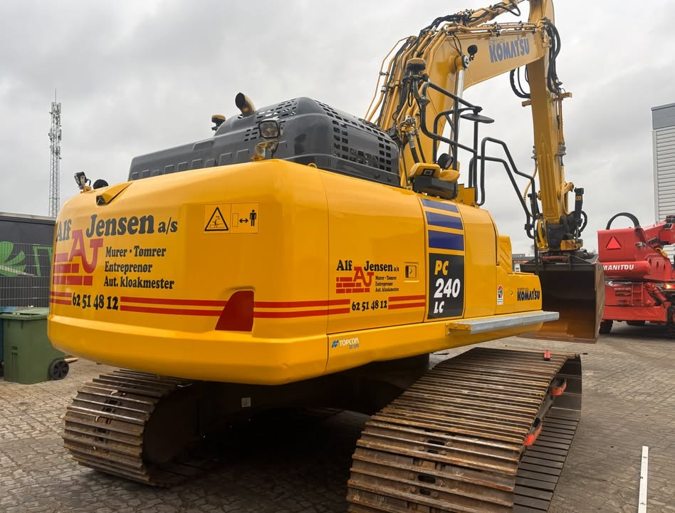 Alf Jensen A/S modtager tidlig julegave fra SCANTRUCK A/S med Komatsu gravemaskine