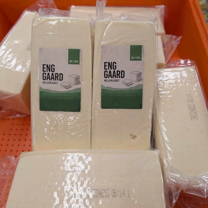 SuperBrugsen Hammerum tilbyder mellemlagret ost til kun 79,99 kr.