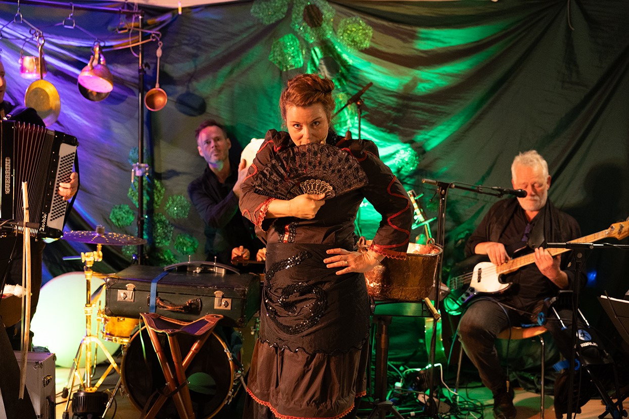 Oplev Stine Michels koncertfortælling om Karen Blixen på Agerbæk Bibliotek