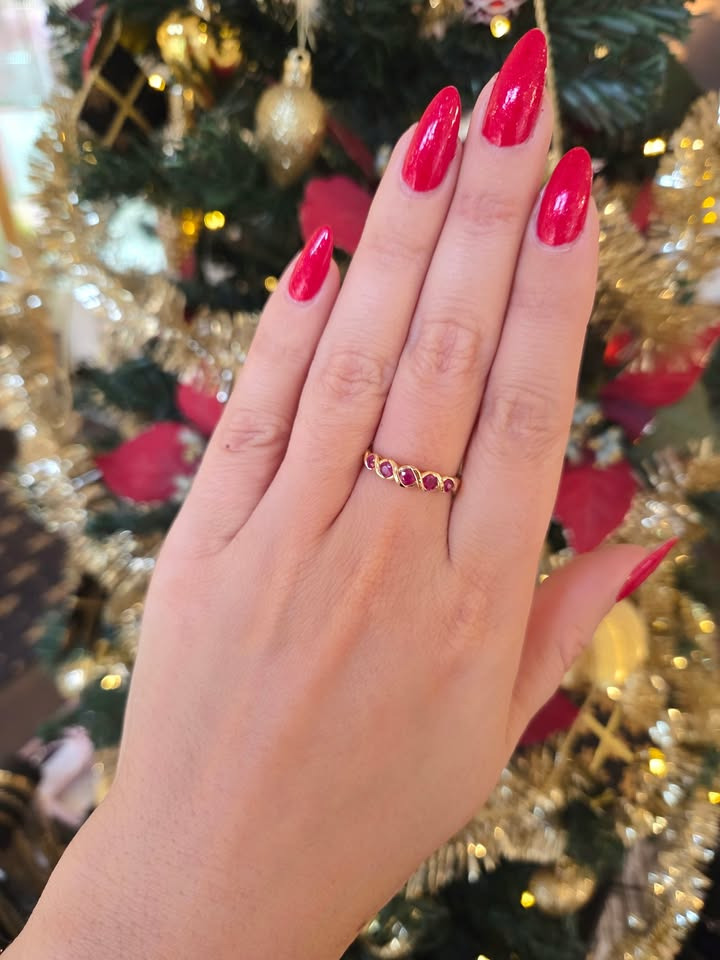 Smykkedesigner Helga Winther fremhæver rubinringe som perfekte julegaver