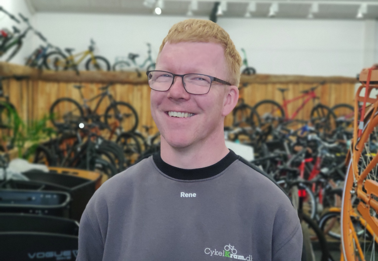 René trives godt i jobbet som lokalområdets cykelmekaniker: "Sjovt at være med til at starte en cykelforretning op fra bunden"