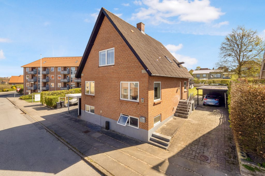 EDC Skive I/S præsenterer lys og rummelig villa i Skive med skøn udsigt og central beliggenhed