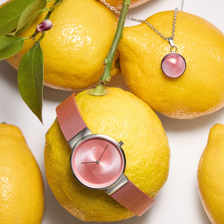 Nyt Syn Brøndum Jeppesen fremmer brystcancerbevidsthed med Bering-smykker i pink wave design