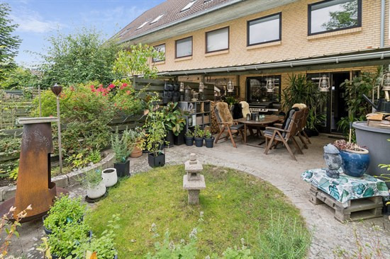 Til salg hos Nybolig Hvidovre - Alexander Holm ApS: Rummeligt rækkehus på 141m² med privat have