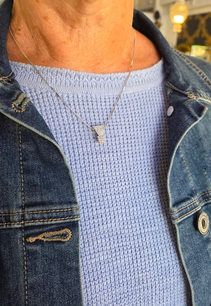 Smykkedesigner Helga Winther præsenterer klassiske smykker genoplivet fra gamle designs