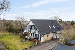 Højtbeliggende villa med smuk udsigt til trætoppe i Frejlev til salg hos Ejendomsmæglerne Hansen & Thoft