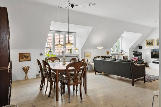 Indbydende ejerlejlighed med 2 soveværelser og hyggelig altan. Bestil fremvisning!