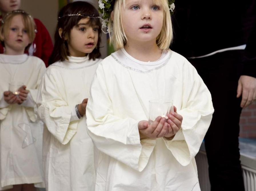 Luciabørnene lyser op på Smørum Bibliotek