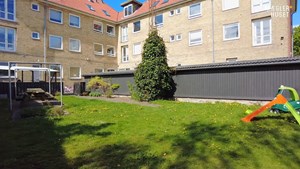 Lys og velindrettet lejlighed i Nørresundby tilbyder investeringsmuligheder og personlig indretning