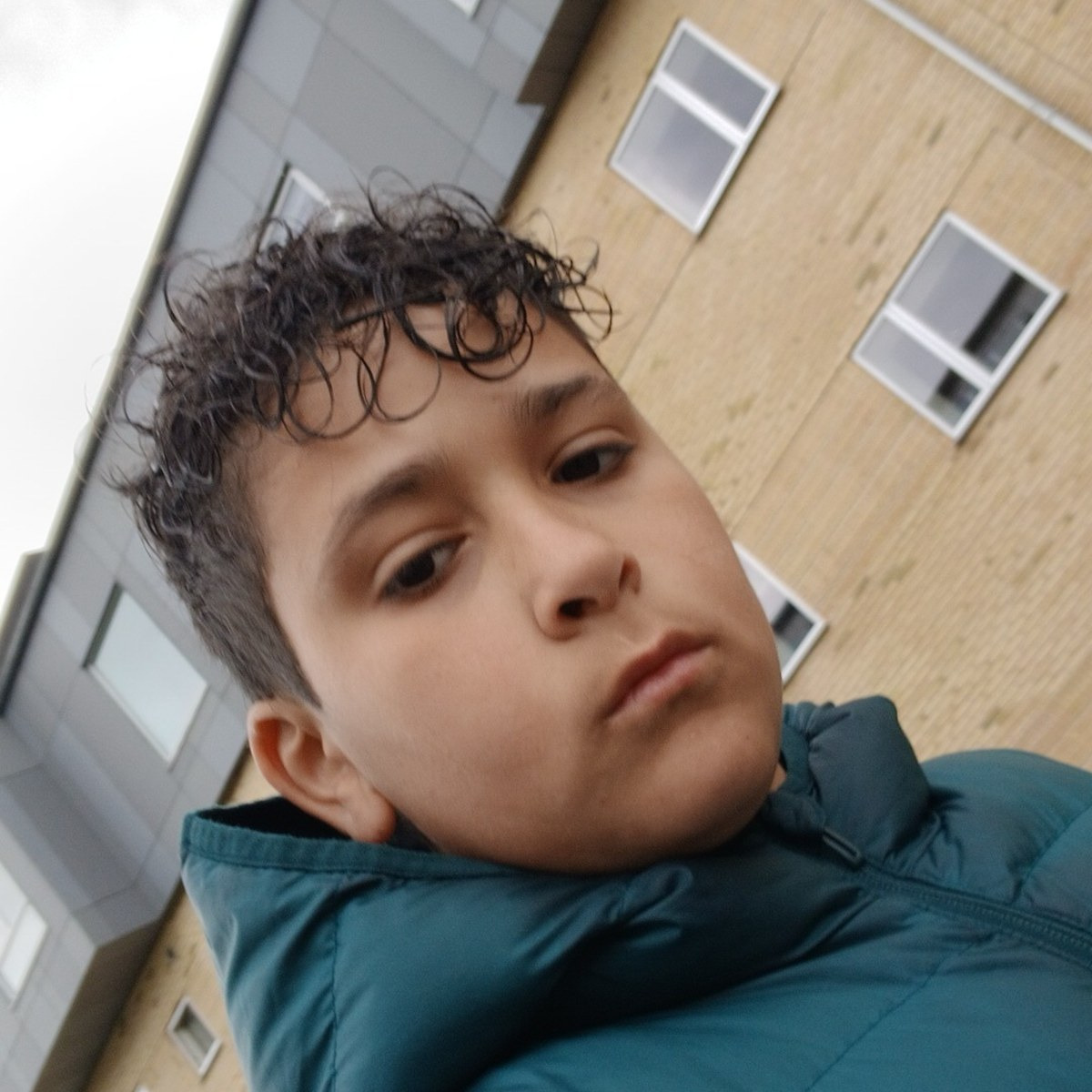 Khaleel finder glæde på fodboldbanerne og med vennerne