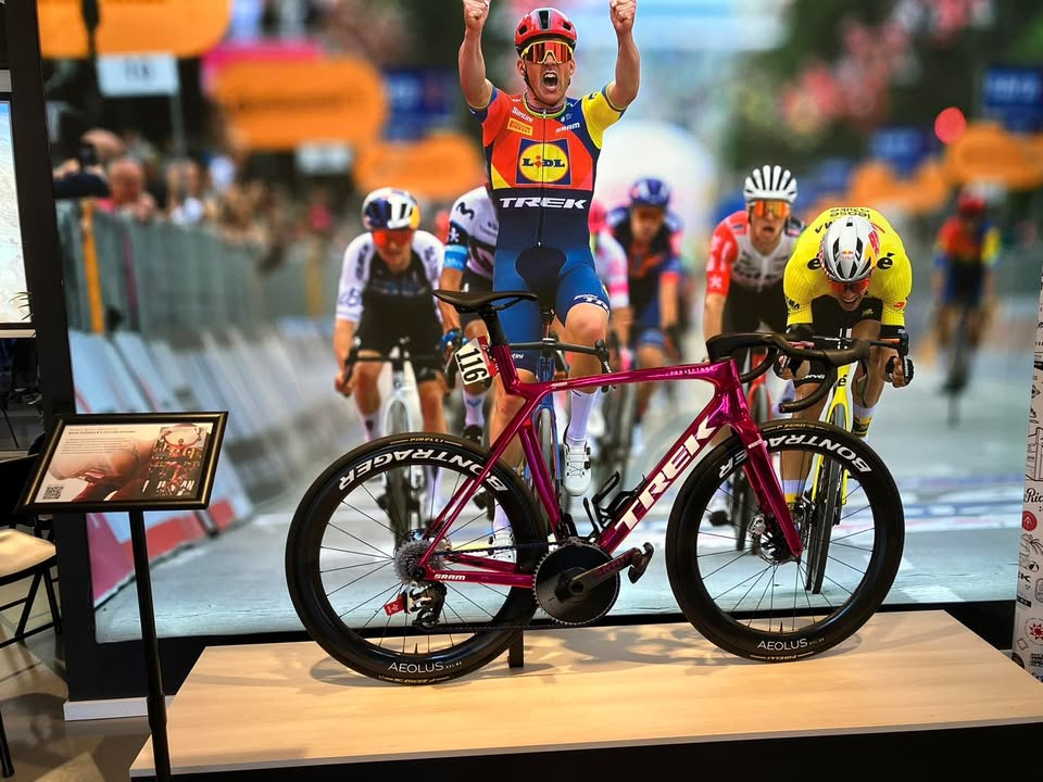 Sæby cykler på tur for at se nye Trek modeller, mens butikken passes derhjemme