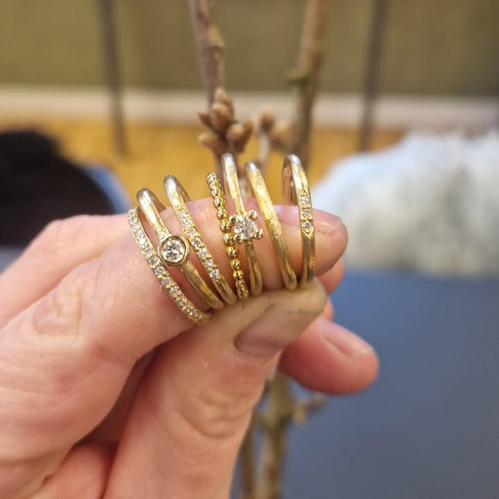 Guldsmed Ø præsenterer guldringe med og uden diamanter fra 3600 kr.